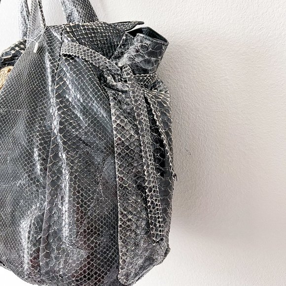 ❤️SOLD❤️Gucci Large Black Metallic Python Hysteria - Picture 8 of 13